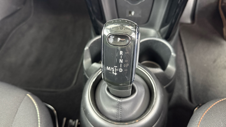 MINI Hatchback 1.5 Cooper Classic 3dr Auto [Comfort/Nav Pack] Petrol Hatchback